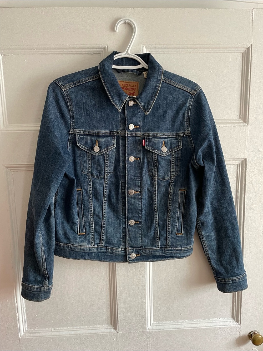 Levi's | medium wash blue trucker jean jacket